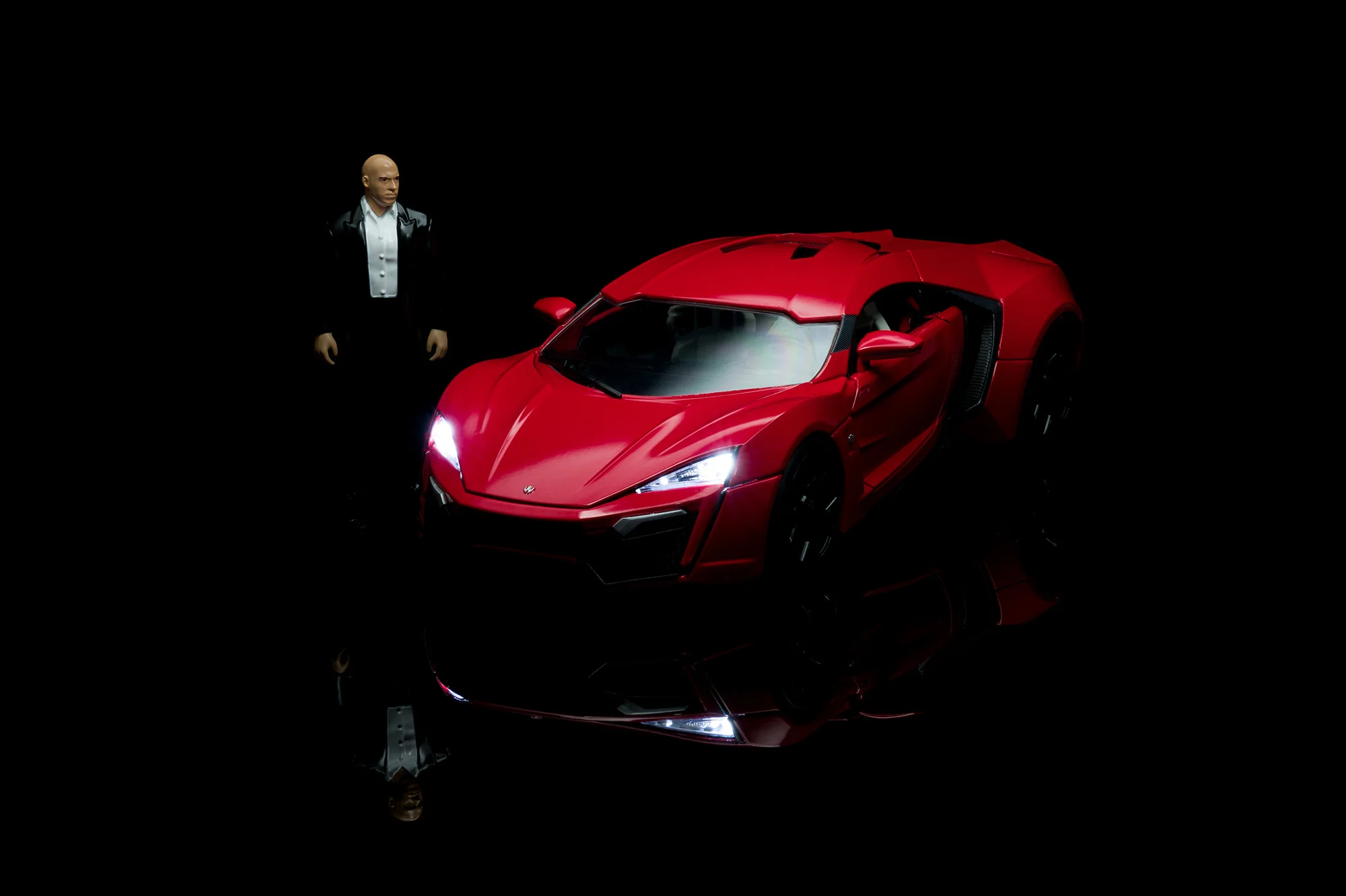 Fast & Furious Dom's W-Motors Lykan HyperSport, 1:18 Scale Vehicle w/ Lights & 3.75" Figure - Image 2