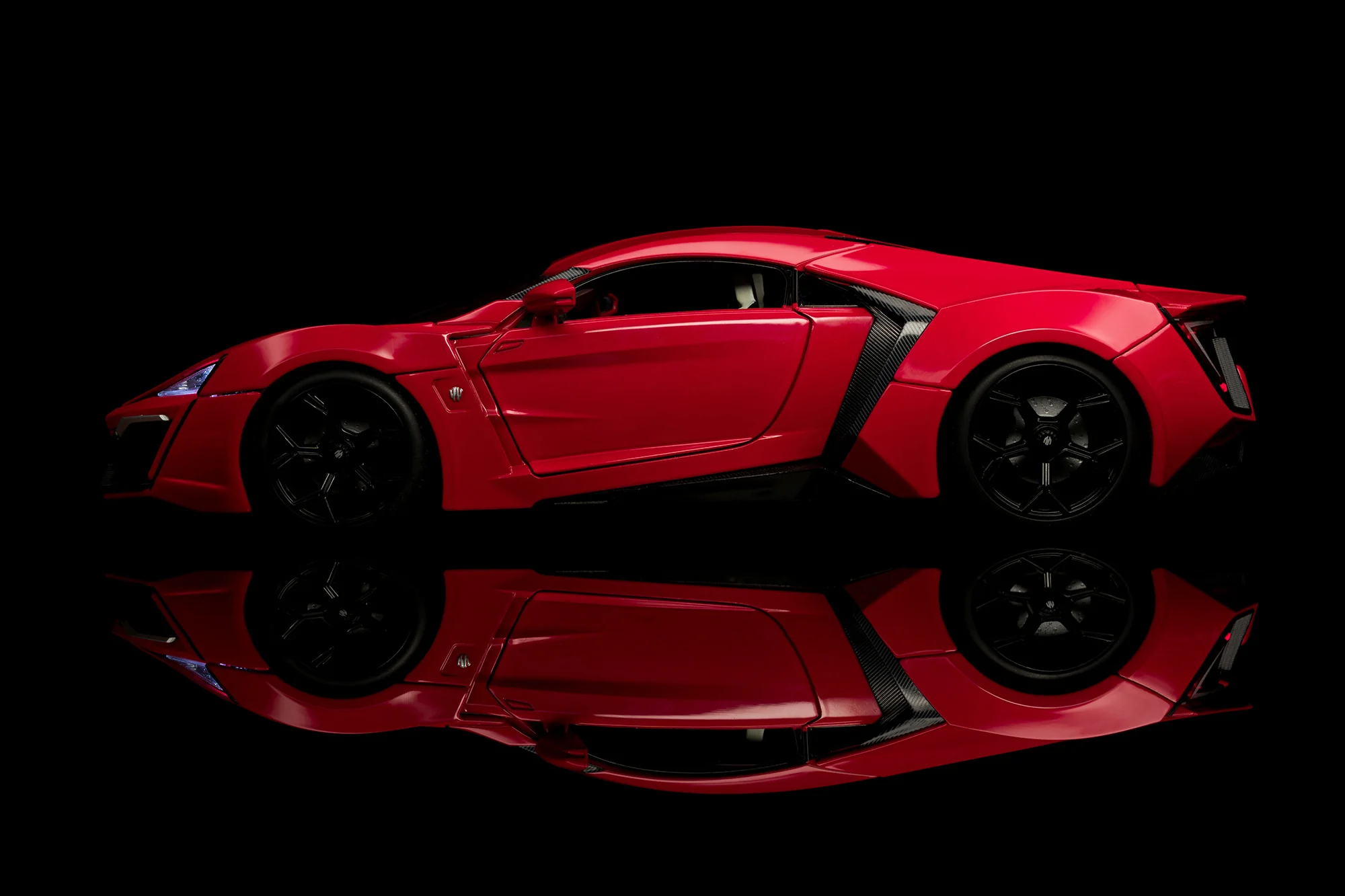 Fast & Furious Dom's W-Motors Lykan HyperSport, 1:18 Scale Vehicle w/ Lights & 3.75" Figure - Image 3