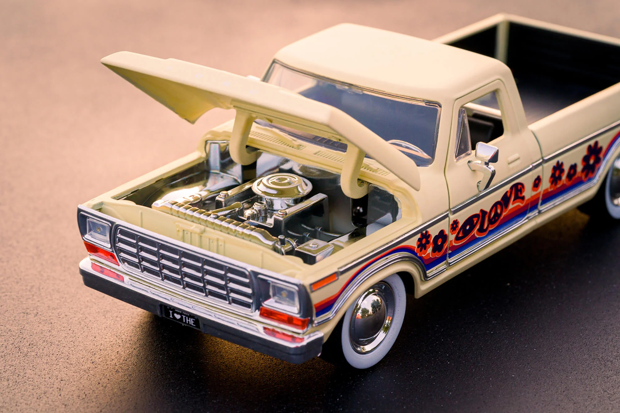 I Love The...70's 1979 Ford F-150 1:24 Scale Vehicle - Image 8