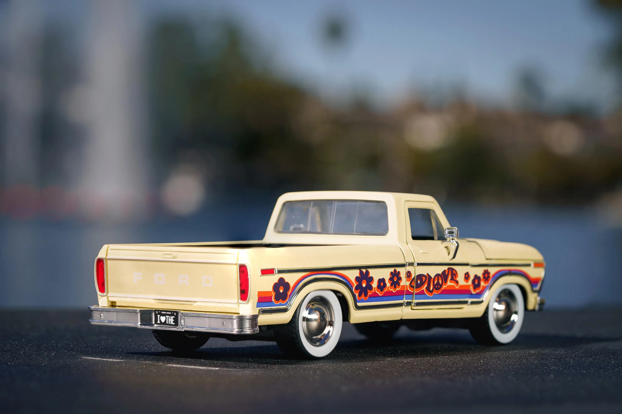 I Love The...70's 1979 Ford F-150 1:24 Scale Vehicle - Image 9