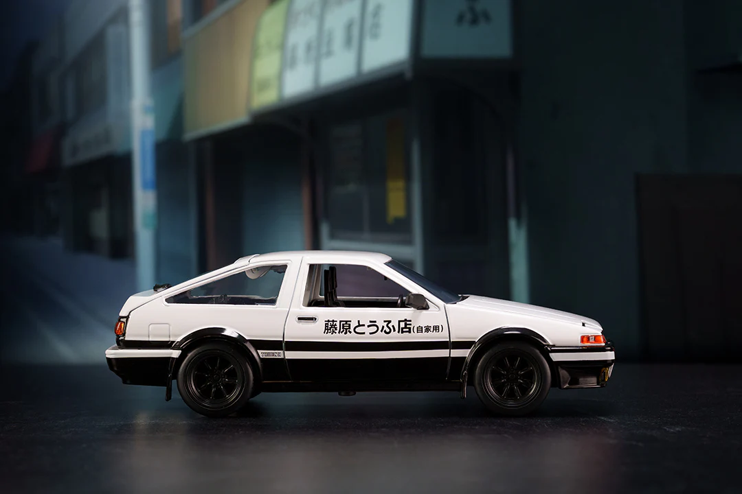 Initial D Toyota Trueno AE-86 & Takumi, 1:24 Scale Vehicle and 2.75" Die-Cast Figure - Image 24