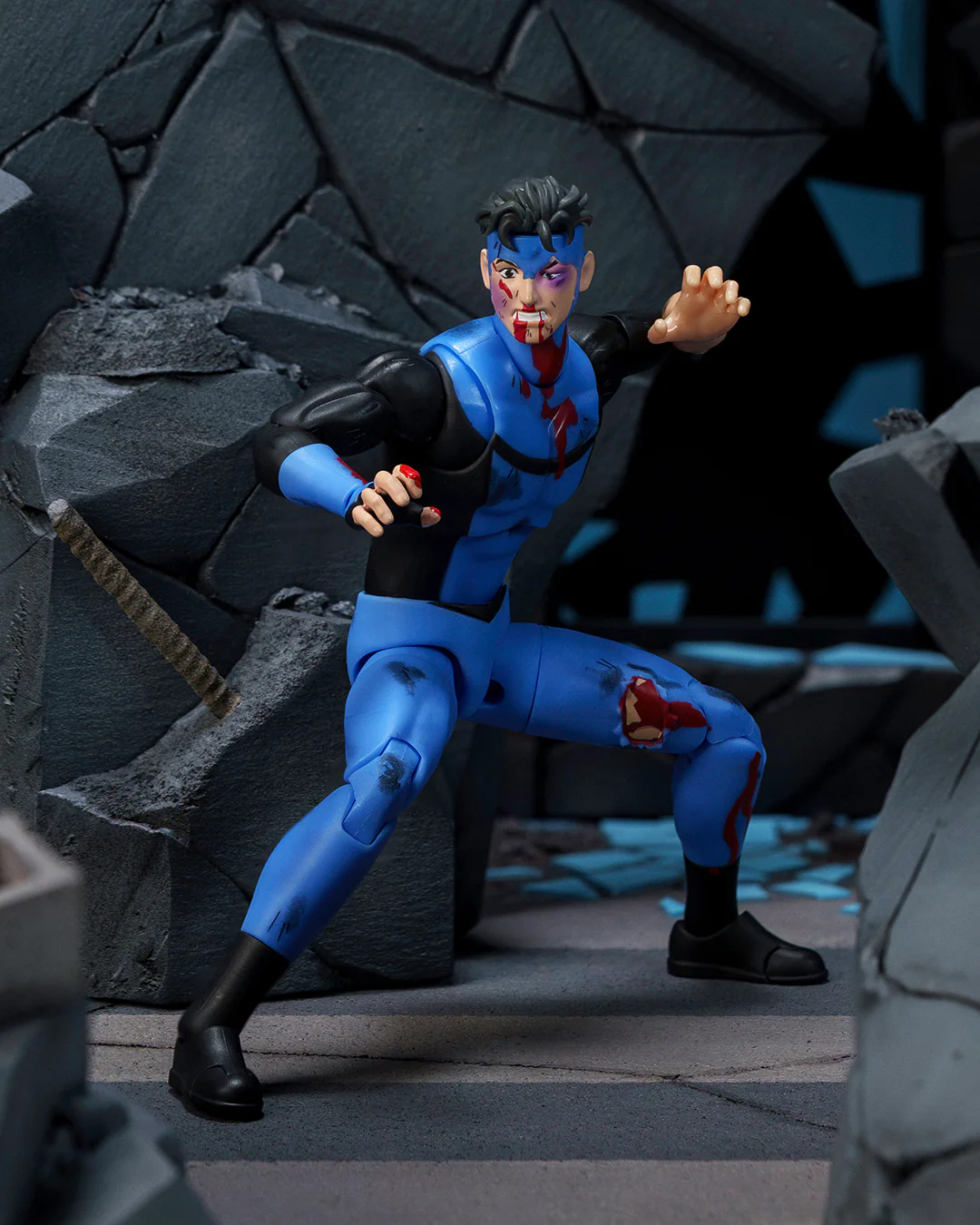 Invincible 1/12 Scale Action Figure Battle Damaged Deluxe Exclusive [ORDERS START 7/23/2026] - Image 11