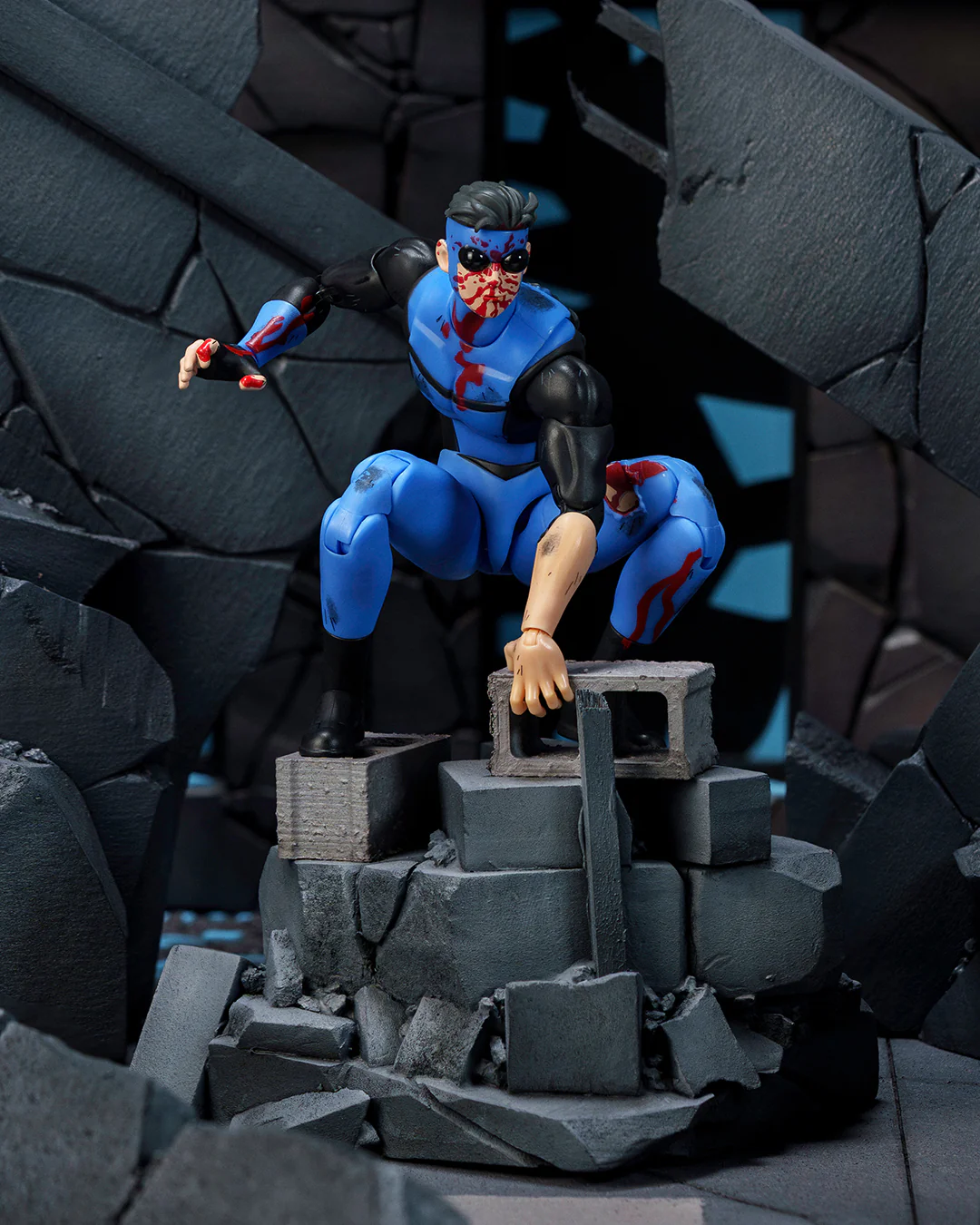 Invincible 1/12 Scale Action Figure Battle Damaged Deluxe Exclusive [ORDERS START 7/23/2026] - Image 3