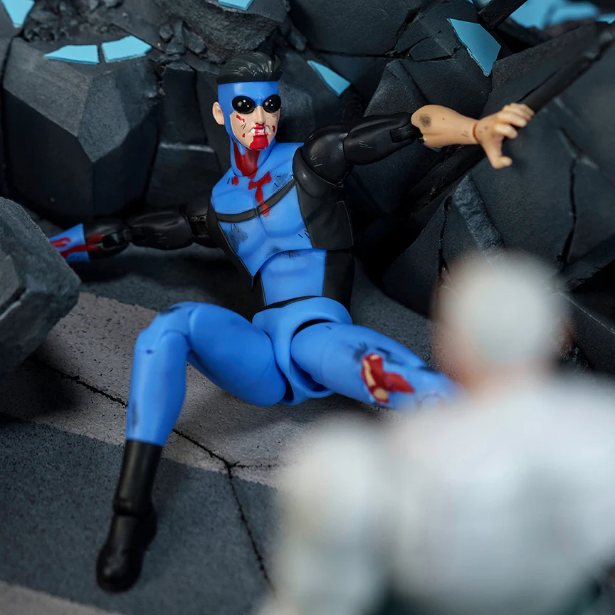 Invincible 1/12 Scale Action Figure Battle Damaged Deluxe Exclusive [ORDERS START 7/23/2026] - Image 9