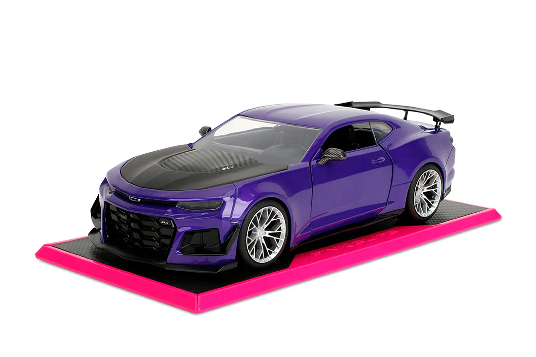 Pink Slips Autumn Spooner's Chevrolet Camaro ZL1, 1:24 Scale Vehicle (Wave 18) - Image 3