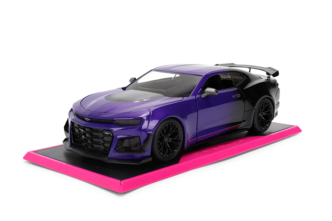Pink Slips Autumn Spooner's Chevrolet Camaro ZL1 (Version 1), 1:24 Scale Vehicle (Wave 22) - Image 3