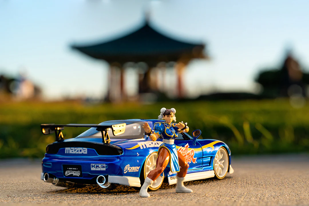 Street Fighter, Chun-Li & 1993 Mazda RX-7, 1:24 Scale Vehicle & 2.75" Figure - Image 13
