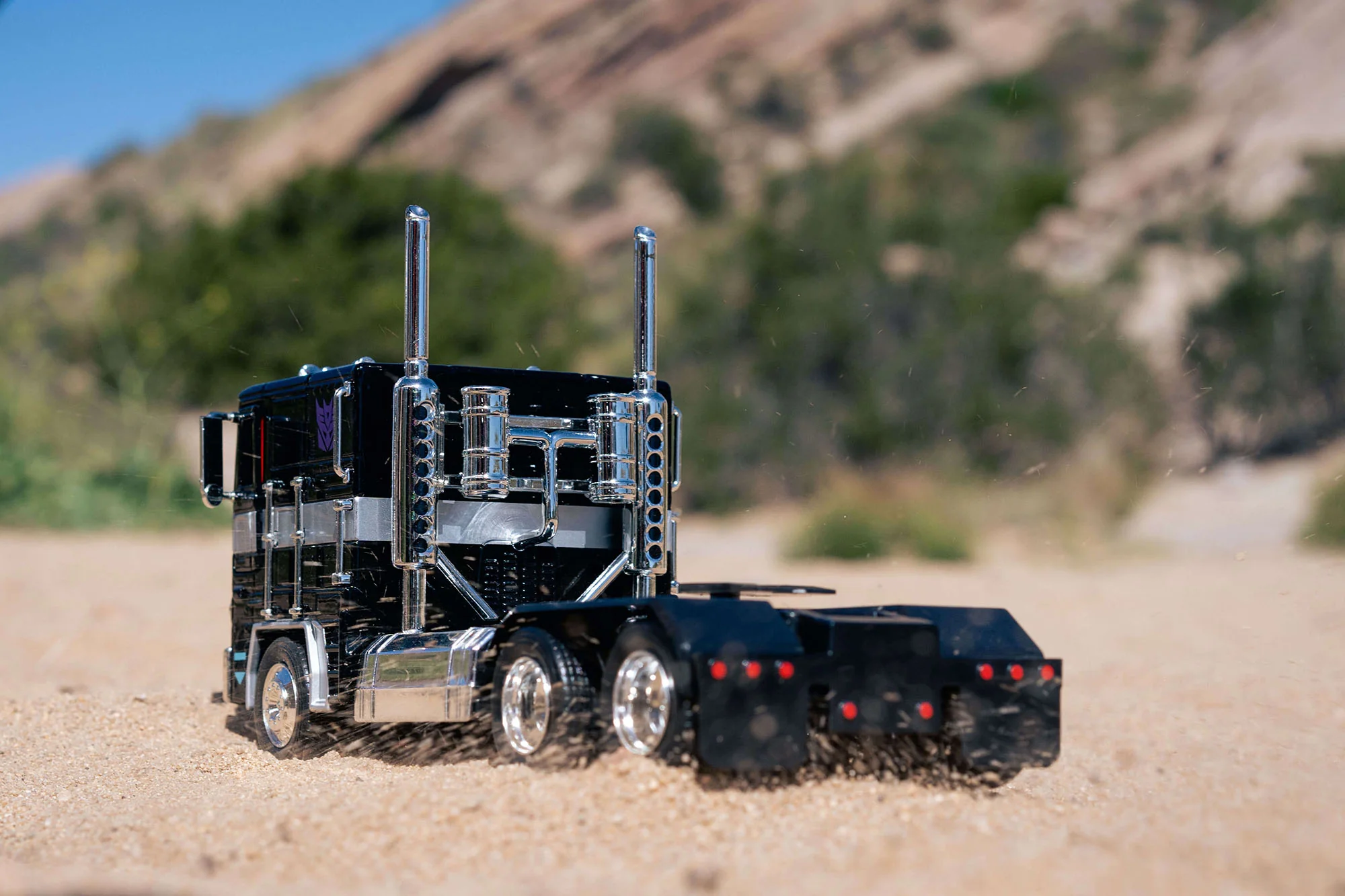 Transformers G1 Nemesis Prime, 1:24 Scale Vehicle - Image 8
