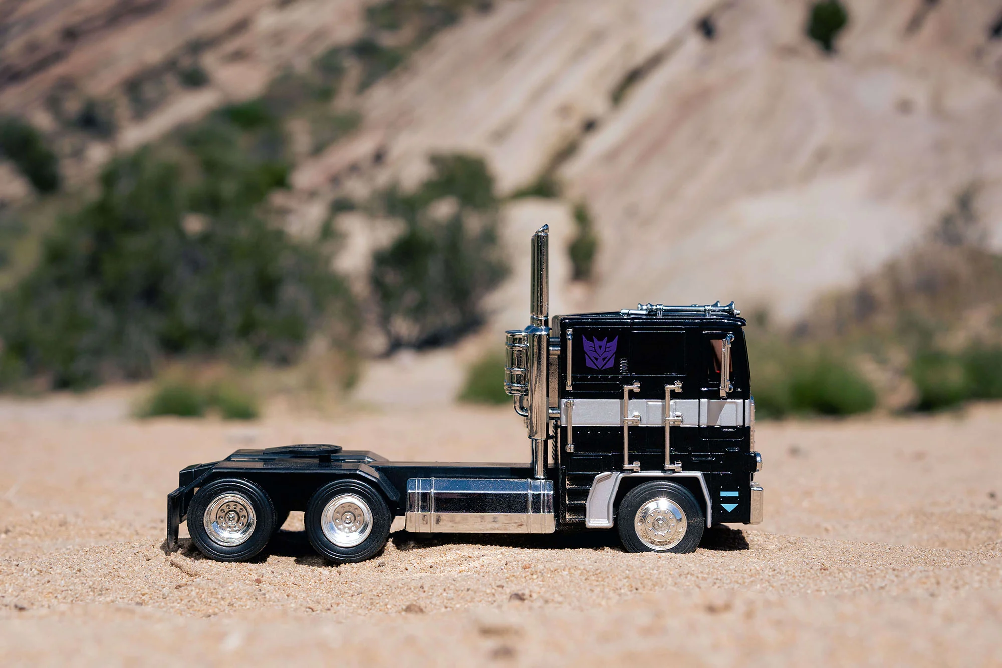 Transformers G1 Nemesis Prime, 1:24 Scale Vehicle - Image 9